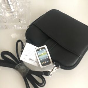 NWT, Fanny pack/crossbody handbag. Fits phones too